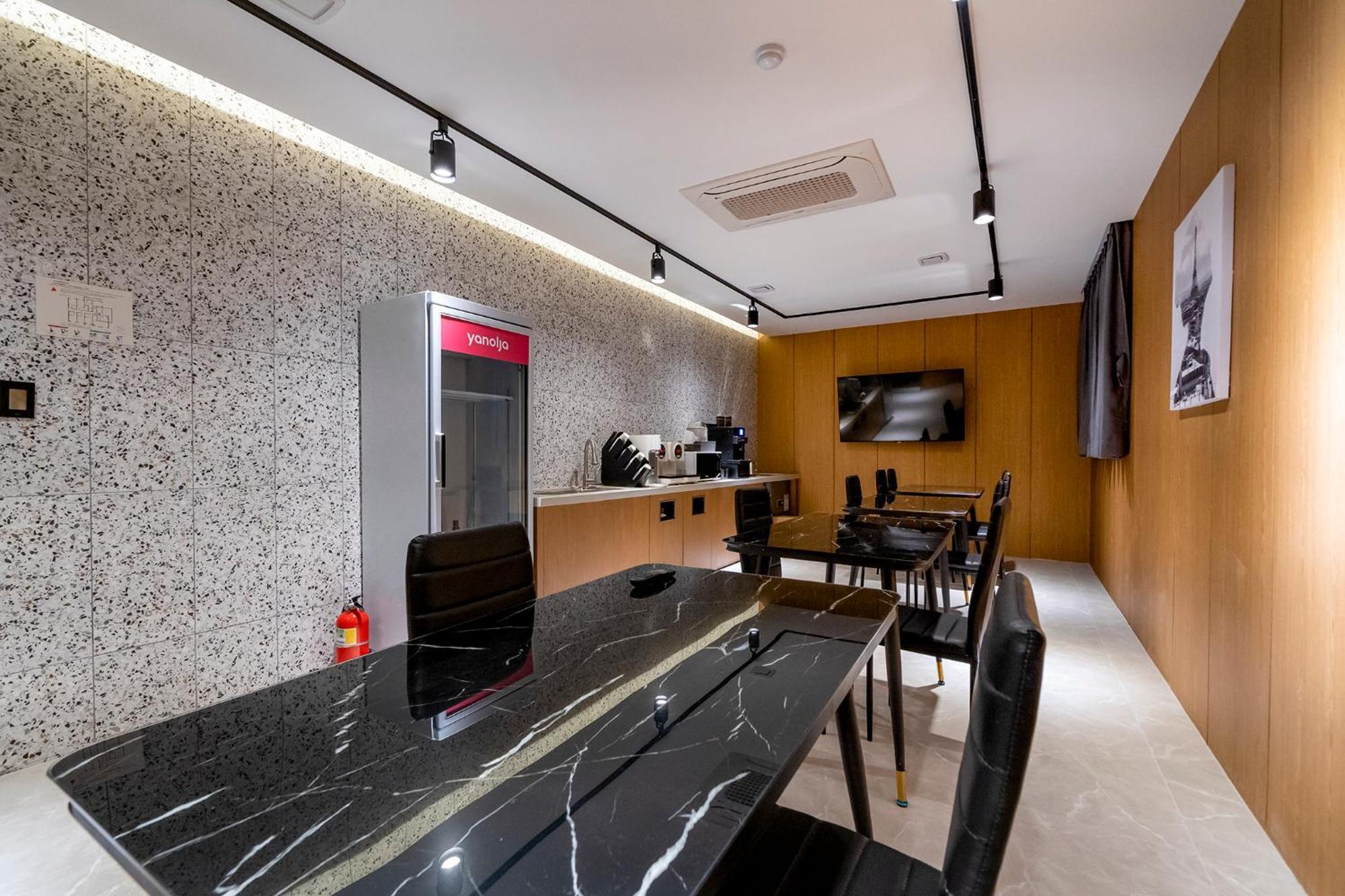 Urban Brown Hotel Chungju City Hall Buitenkant foto